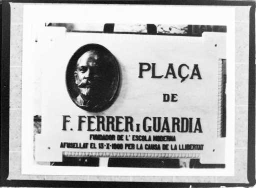 Placa de la plaça Ferrer i Guàrdia