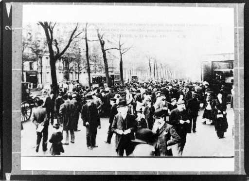 Manifestació davant de l'embaixada espanyola