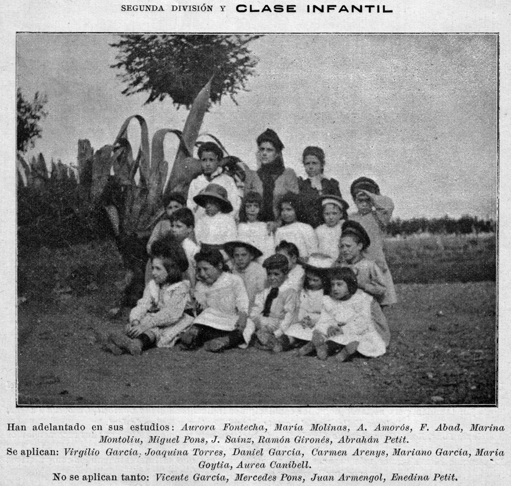 Grup d'escolars. Segona divisió i classe infantil