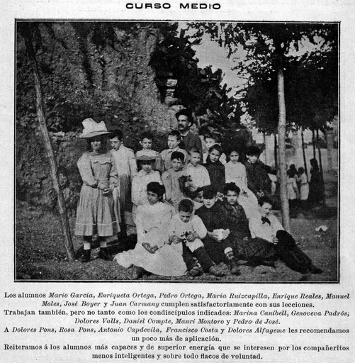 [N4/18 - F-089] Grup d'escolars. Curs mig